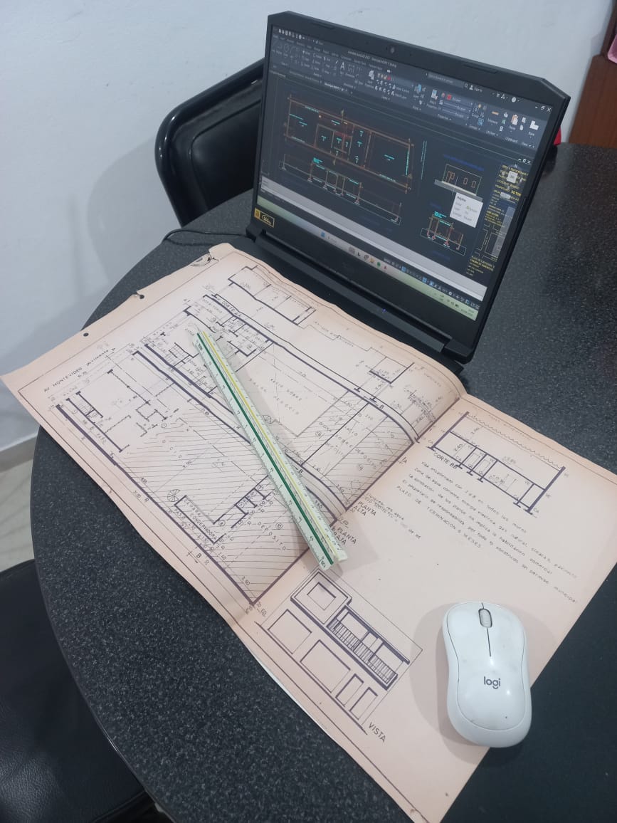 Plano y computadora con documentación de empadronamiento